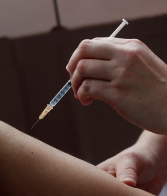 Украина получит помощь Всемирного банка, если вакцинирует 10 миллионов человек из группы риска