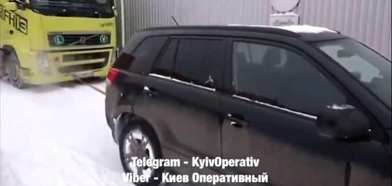 В Украине легковушки начали спасать фуры из снежных заносов. Видео
