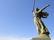 На памятнике «Родина-мать» заделывают трещины, появившиеся после зимы