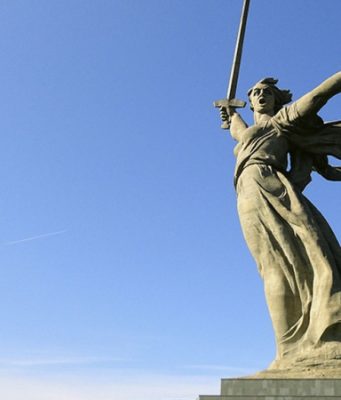 На памятнике «Родина-мать» заделывают трещины, появившиеся после зимы