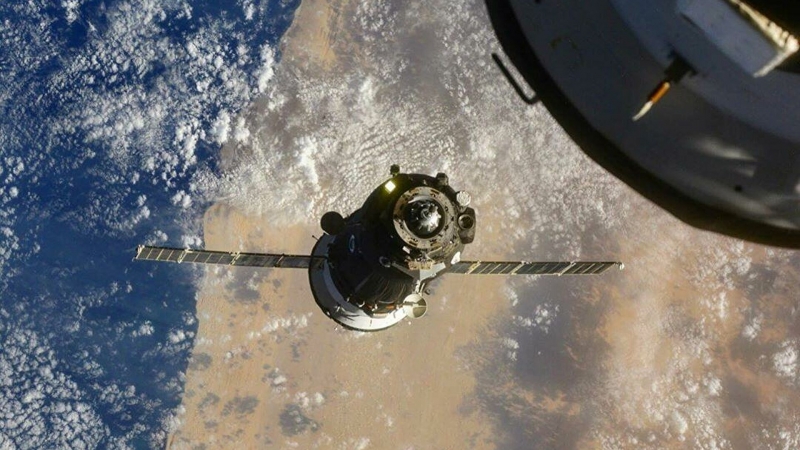 Космонавты покинули приземлившийся аппарат "Союз МС-17"
