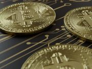 Рекордное падение биткоина: стоит ли списывать криптовалюты в утиль