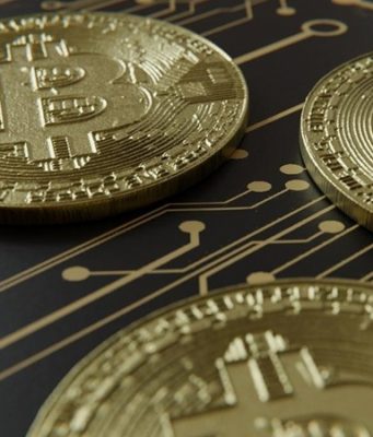 Рекордное падение биткоина: стоит ли списывать криптовалюты в утиль