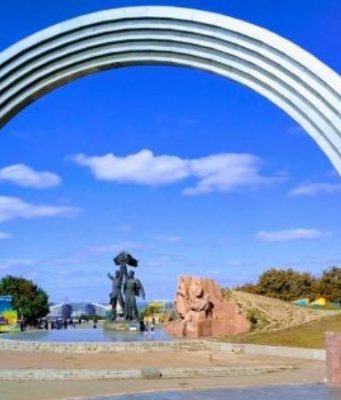 В Киеве на месте Арки Дружбы народов захоронят останки бандеровцев и петлюровцев
