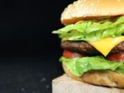 Доллар должен быть по 11. Индекс бигмака назвал правильный валютный курс