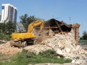 Дом был в аварийном состоянии: в мэрии объяснили, почему снесли старинный особняк на ВИЗе (ФОТО)