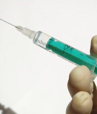 Скандал в Германии: медсестру обвинили в подмене вакцины физраствором