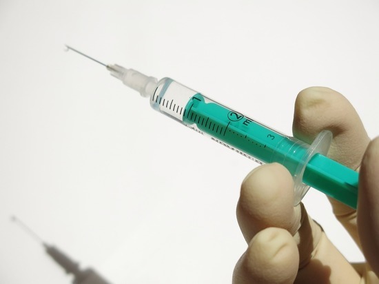 Скандал в Германии: медсестру обвинили в подмене вакцины физраствором