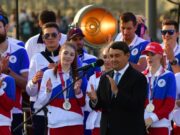 «Золотой» автобус, слёзы Авериных и подъём флага Ласицкене: как в Москве встретили российских олимпийцев