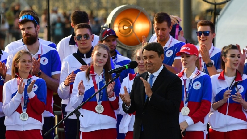 «Золотой» автобус, слёзы Авериных и подъём флага Ласицкене: как в Москве встретили российских олимпийцев