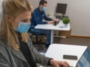 Названо время вспышки коронавируса из-за возвращения работников в офисы