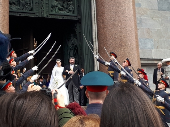 Шлейф с гербом и «Калинка»: как прошла первая за век свадьба Романовых в России