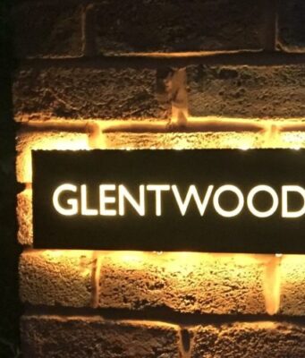 Таблички: как вид наружной рекламы