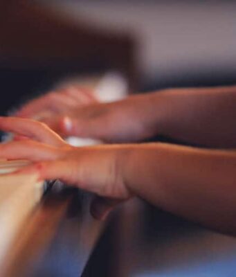 Уроки игры на фортепиано: как записаться, кому подойдут