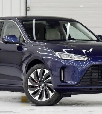 Huawei представил свой новый кроссовер под брендом AITO