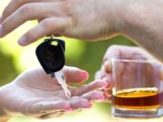 Алкоголь и авто несовместимы: когда можно садиться за руль после застолья