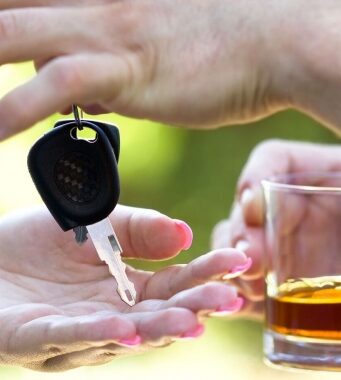 Алкоголь и авто несовместимы: когда можно садиться за руль после застолья