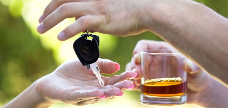 Алкоголь и авто несовместимы: когда можно садиться за руль после застолья