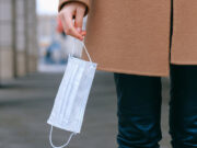 Британка рассказала, почему на самом деле там снимают антиковидные ограничения