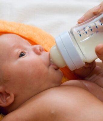 Как правильно кормить ребенка ночью