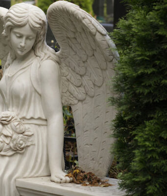 Благоустройство могилы: когда стоит заказать, где можно это сделать