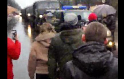 Жители оккупированного Мелитополя пели гимн Украины и ложились под авто РФ