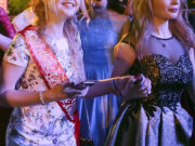 Выпускники тверской школы решили заменить дорогую одежду на моральные ценности