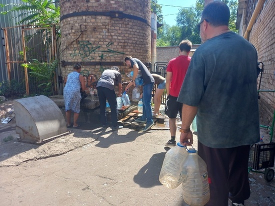 Жители Донецка объяснили выживание без воды при помощи пищевой пленки