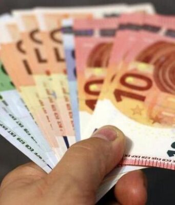 В ЕК разъяснили, что будет с изъятой у россиян на границе валютой