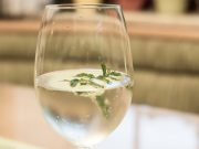 Бармен поделился рецептами коктейлей для новогоднего стола