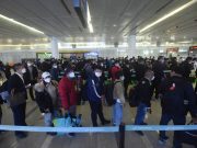 Лунный новый год близко: жители Китая покидают города из-за вспышки COVID-19