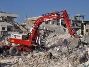 Из завалов удалось извлечь выживших через 100 часов после землетрясения