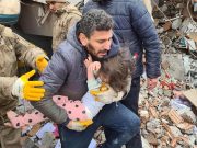 Психиатр рассказал, как сохранить психику детей, переживших землетрясение или взрыв дома