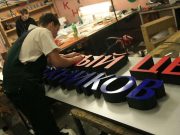 Изготовление вывесок: почему стоит обратиться к профессионалам