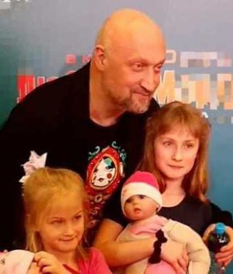 Орбакайте не появилась на кинопремьере, Куценко вывел подросших дочерей