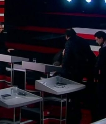 У Соловьева в прямом эфире эксперт рухнул прямо в студии на пол