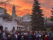 Сторонники УПЦ вырвали из лап силовиков защитницу Киево-Печерской лавры