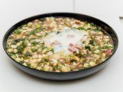 Диетологи рассказали, какая окрошка полезнее — на квасе или на кефире