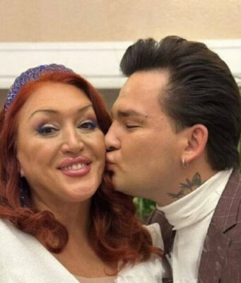 Женщина, ставшая женой своего сына, решила создать клуб знакомств с дамами 40+