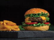 Раскрывшие формулу идеального бургера ученые посоветовали добавить один очень необычный ингредиент