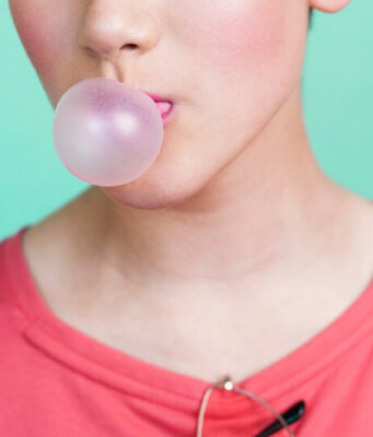 Помогает похудеть и снижает стресс: эксперт развенчал мифы о жвачке