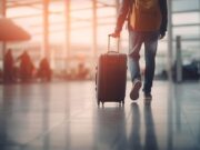 Не более 3 минут: в аэропорту ввели лимит на прощальные объятия