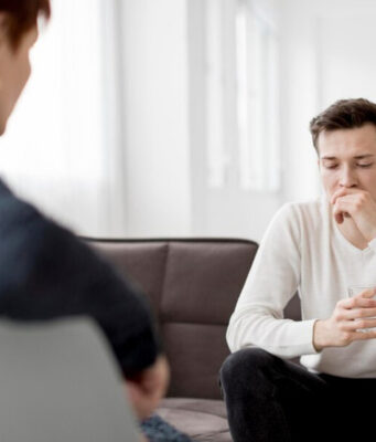 Психолог объяснил, что делать с подростками, унизившими пожилую учительницу в Ростове