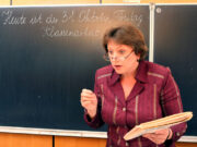 Педагогов заставляют проверять электропроводку, долги по ЖКХ: чем поможет профсоюз