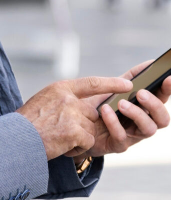 Грозили потерей квартиры: 95-летний пенсионер из Москвы отдал мошенникам 1,5 миллиона