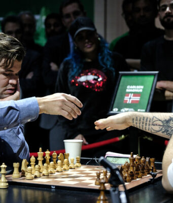 Впервые в истории шахмат: Непомнящий и Карлсен разделили первое место на чемпионате мира по блицу