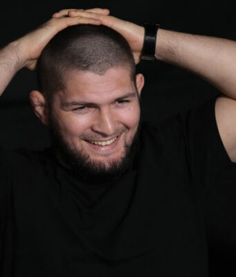 «Была груба с самого начала»: Нурмагомедова сняли с самолёта в США после спора с бортпроводницей