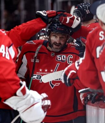 За 0,1 секунды до сирены: Овечкин вновь поразил пустые ворота и забросил 878-ю шайбу в НХЛ