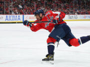 11 шайб до Гретцки: Овечкин прошил вратаря броском с острого угла и в 19-й раз достиг отметки 30 голов за сезон