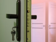 «Ей нравится процесс беременности и родов»: у многодетной мамы изъяли пятерых детей из-за нехватки жилплощади